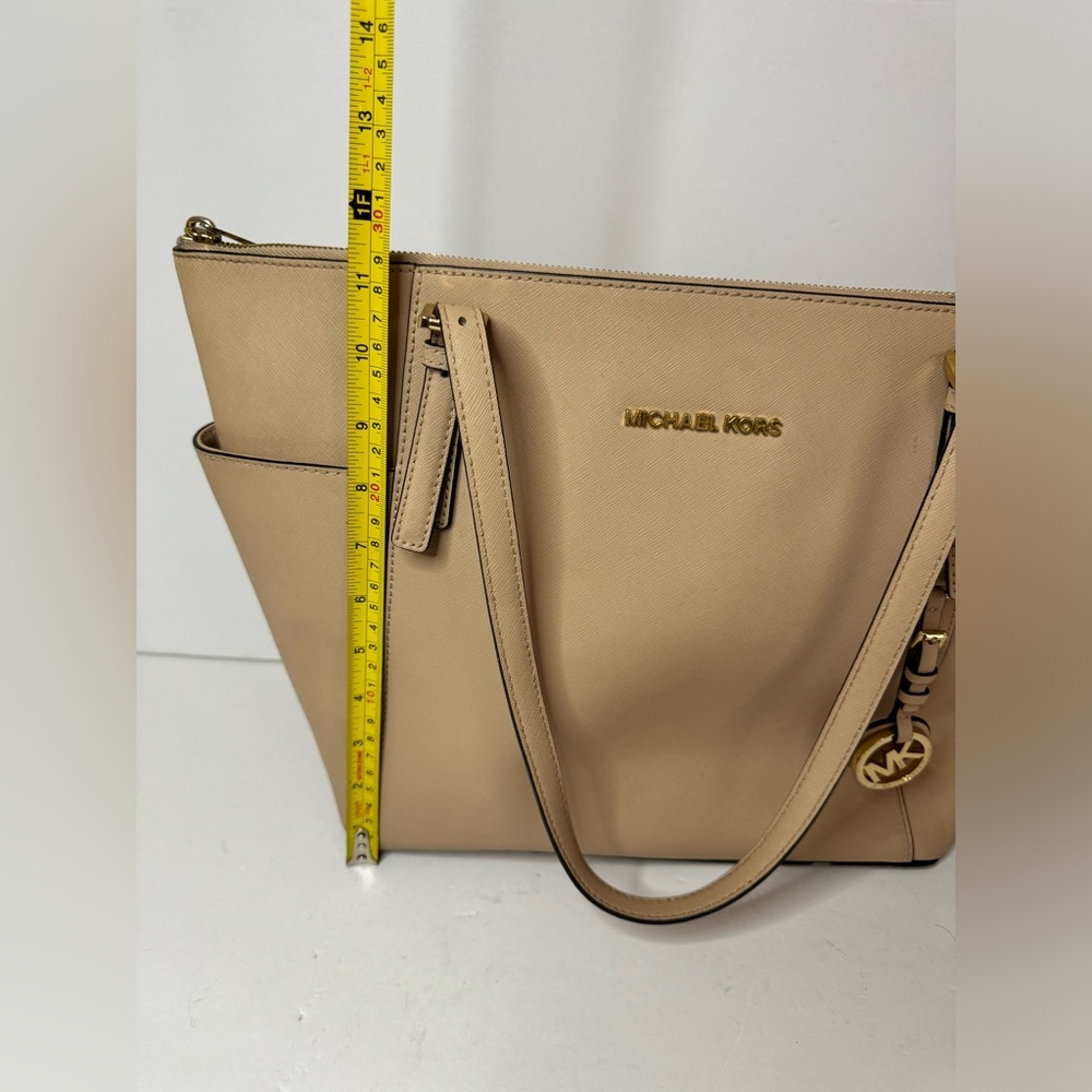 Michael Kors Jet Set Travel Large Tote Oyster Beige Saffiano Leather Top Zip Bag - Picture 12 of 15